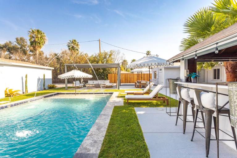 Peacock Paradise Pool w Gazebo Bar Firepit