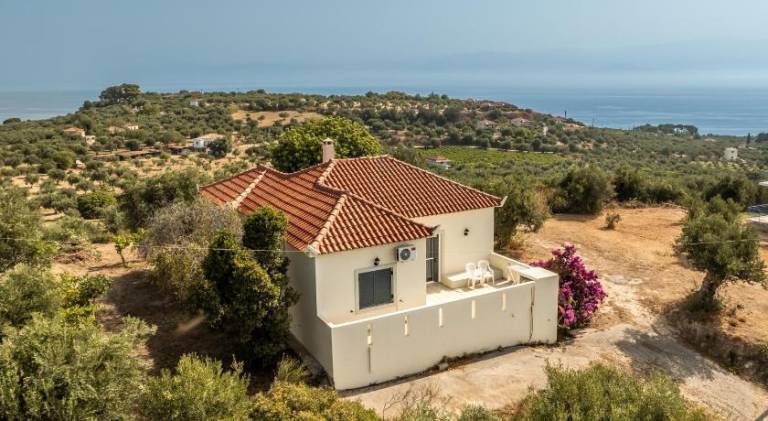 House with terrace & yard in Pylos-Nestoras