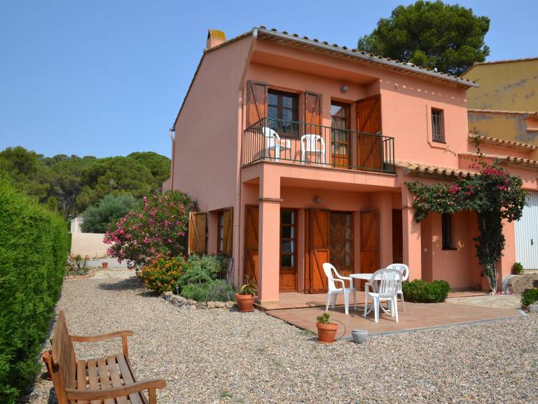 Charming House with Pool, Garden, BBQ & Terraces – Pet Friendly! — photo 2