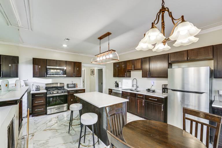 4 Mi to Market Square: Bright Apt w/ Balconies — photo 2