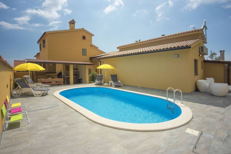 House with private pool, garden & grill | Suitable for remote work in Pula