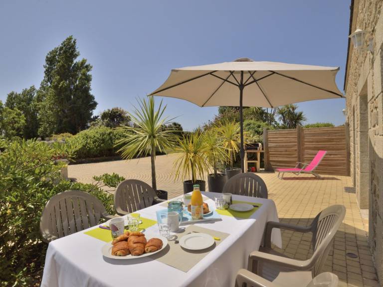 Vacation home with BBQ, yard & terrace — photo 2