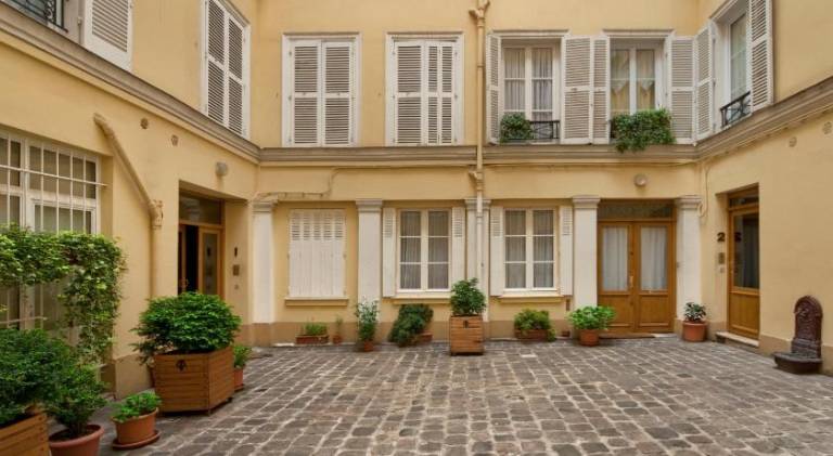 Luxury, Calm and Elegance in the heart of Champs-Elysees with a bottle of Champagne upon your arriva — photo 3