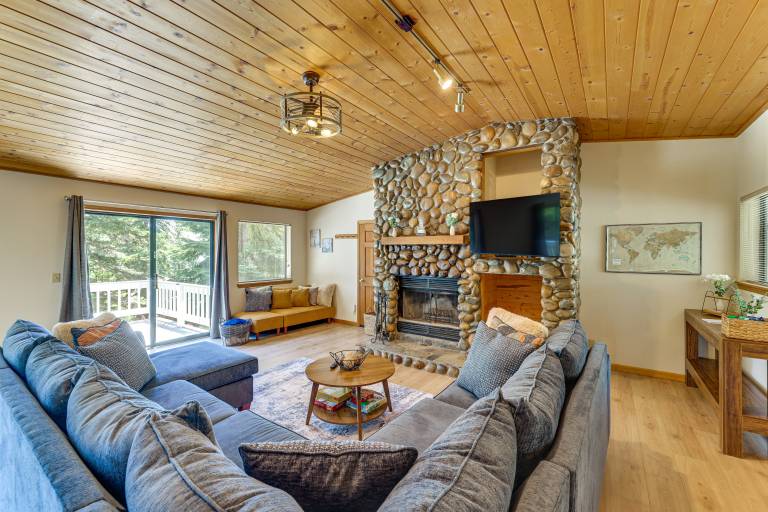 3 Mi to Lake Tahoe: Forest-View Sanctuary w/ Deck! — photo 2