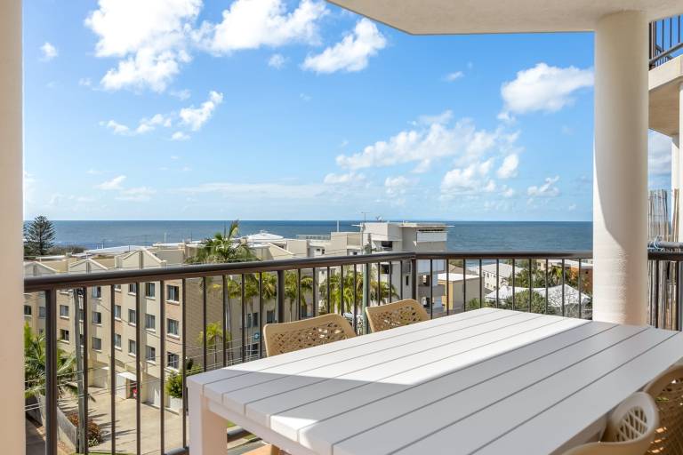 Bright 2 Bed Apartment with Stunning Ocean Views