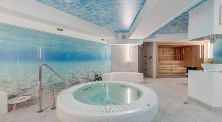 Serviced apartment with sauna, terrace & hot tub | Dogs allowed — photo 2