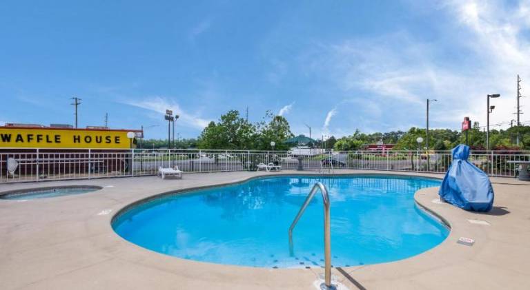 Econo Lodge Inn & Suites Knoxville East — photo 2