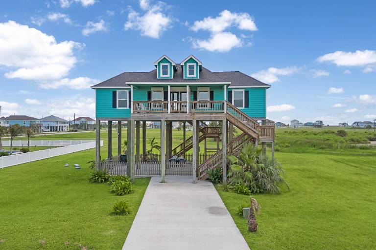 3 Blocks to the Beach! Peaceful Galveston Getaway in Galveston, TX