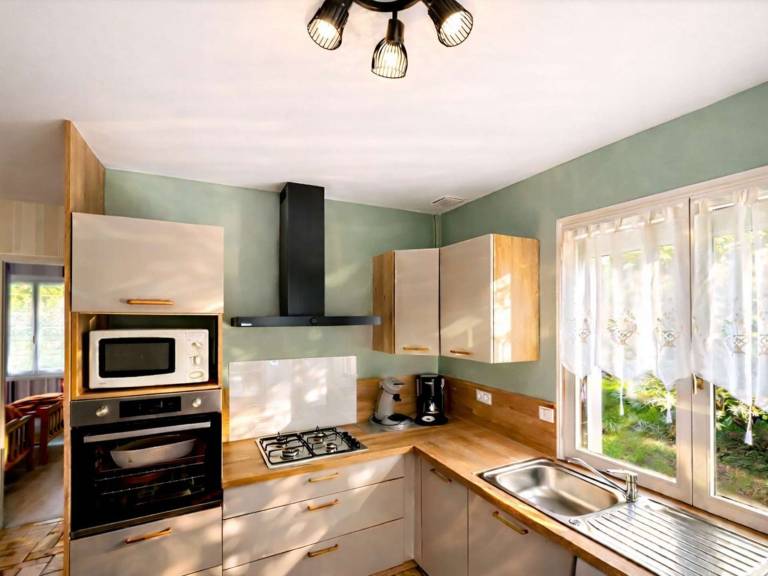 Cozy Home with Enclosed Garden, Near Beach and Town, Pet-Friendly — photo 2