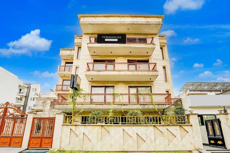Super Townhouse Sector 47 Near Medanta