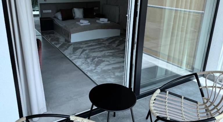 Serviced apartment with patio | Pets allowed — photo 3