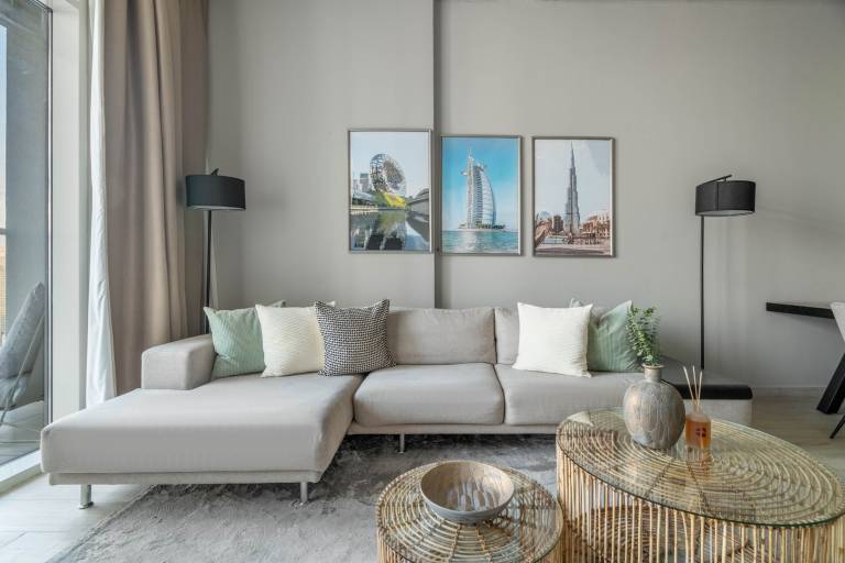GuestReady Exquisite living with Marina views