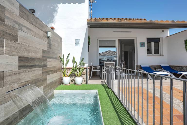 Holiday Home 'Casa Sol De Conil' with Private Pool, Private Terrace and Wi-Fi in Cádiz