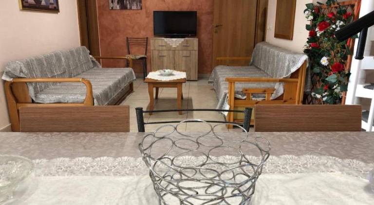 Vacation home with BBQ & patio | Pet-friendly — photo 2