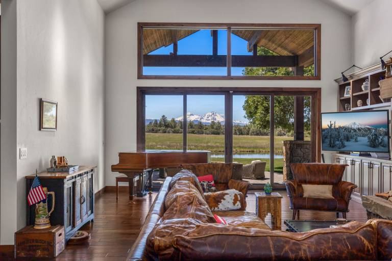 Bend Luxury Escape Mountain Views, Sauna & Home Gym — photo 3