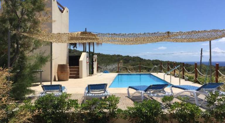 House with pool — photo 3
