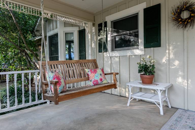Creek Street Cottage 2 Blocks from Main Pet-friendly — photo 3
