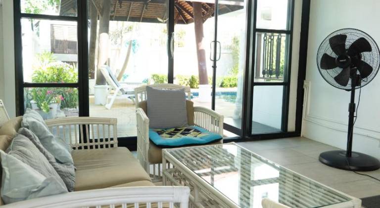 Villa with pool & hot tub — photo 4
