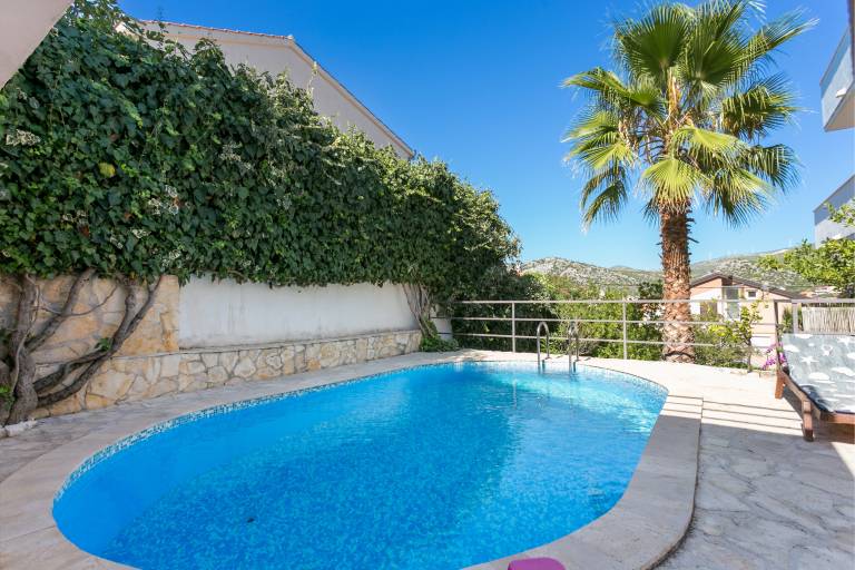 Fully equipped beautiful apartment with pool, patio & yard | Sea view | Next to the beach | Dogs allowed in Okrug