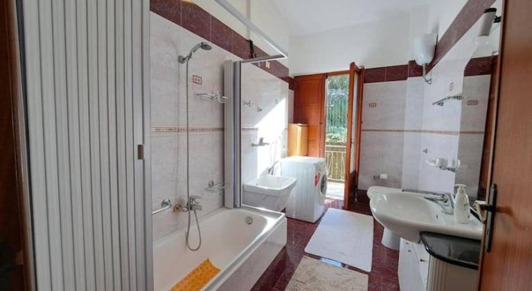 Fully equipped ample house with patio & garden | Dogs allowed — photo 2