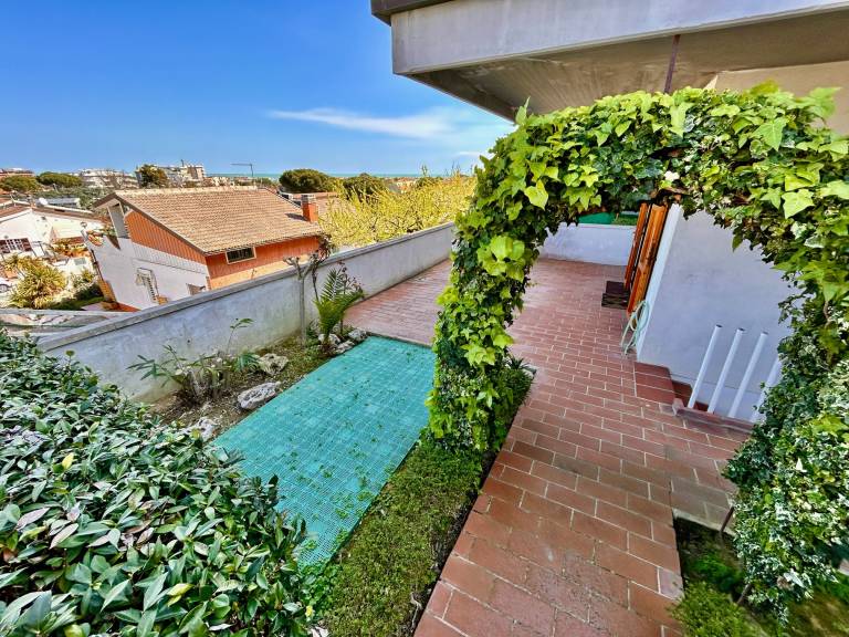 Apartment with garden & patio | Sea view — photo 5