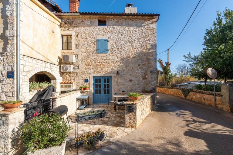 Fully equipped house with yard, terrace & BBQ | Pets allowed in Porec