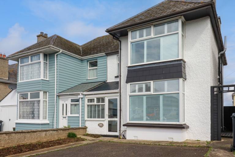 Family-friendly cottage with yard | Beach view | Pet-friendly in Newquay