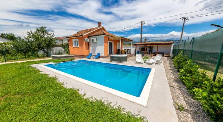Villa with hot tub & pool | Pet-friendly in Mostar