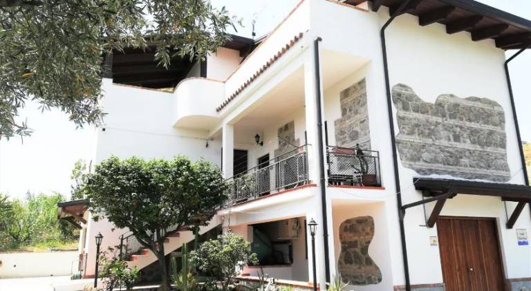 Charming serviced apartment with yard & patio | Pets allowed — photo 4