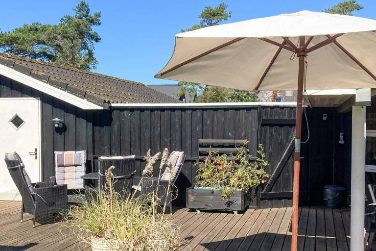 Fully equipped vacation home with yard & terrace | Pets allowed — photo 2