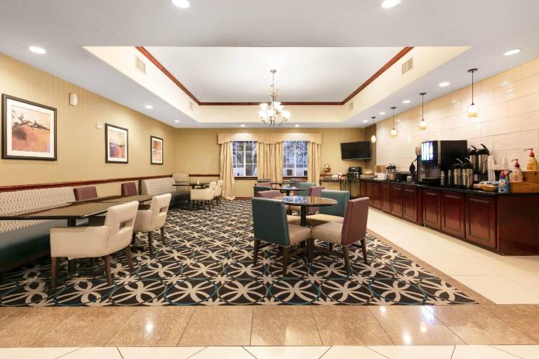 La Quinta Inn & Suites by Wyndham Lindale — photo 3