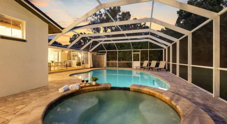 House with jacuzzi & pool — photo 3
