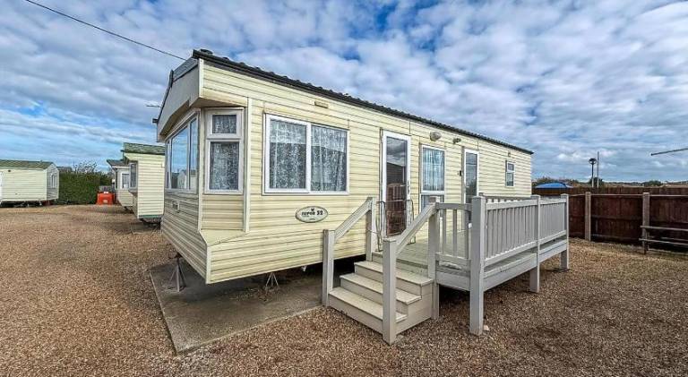 Superb Dog Friendly Caravan With Decking In Hunstanton In Norfolk Ref 13010L in Hunstanton