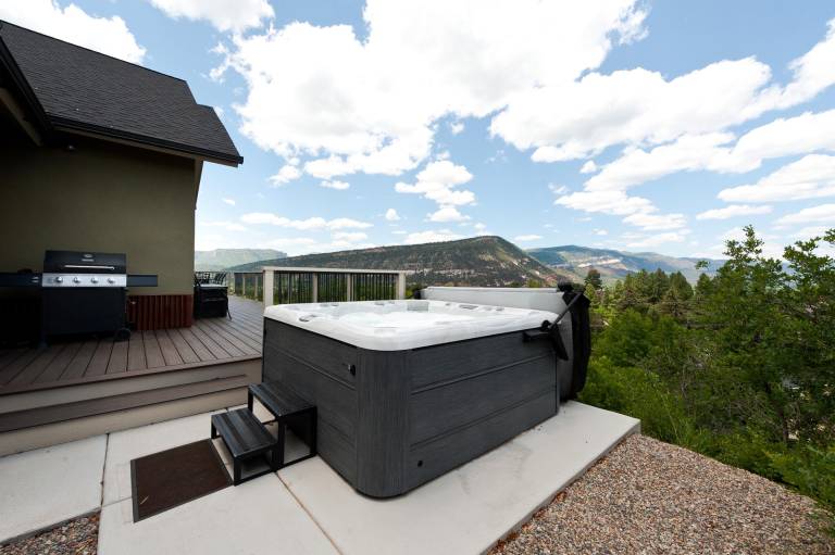 Custom Home - Amazing Views/Huge Deck - 3 miles to downtown - AC/Hot Tub — photo 5