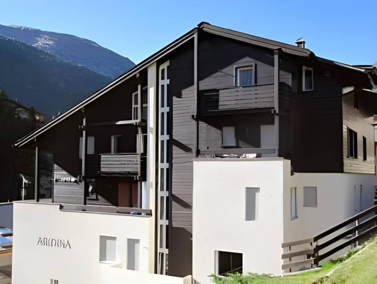 Rental apartment with 4 rooms for 9 persons in Zermatt
