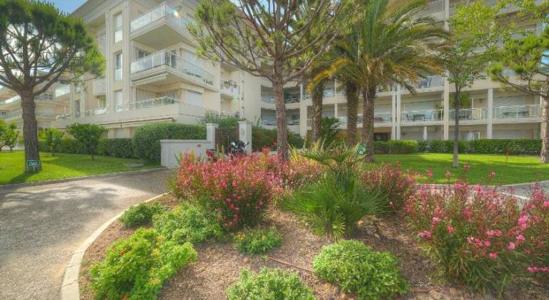 Apartment with pool & patio — photo 5