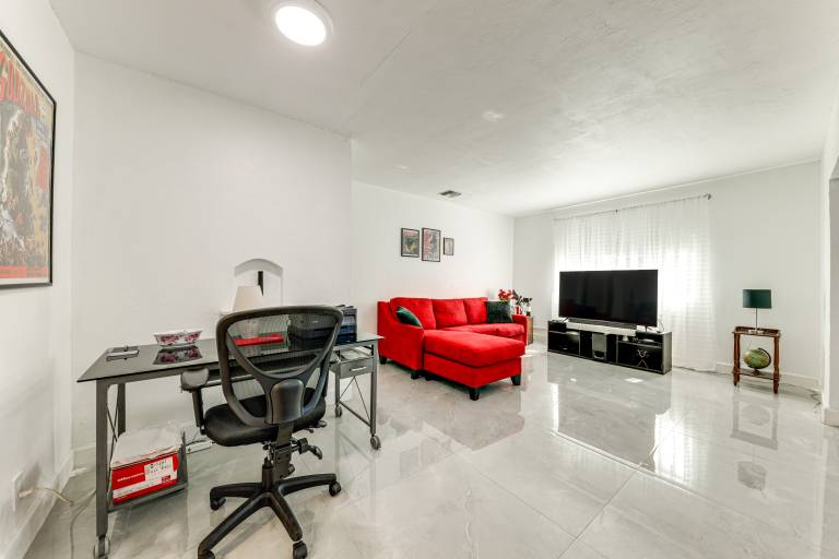 4 Mi to Ft Lauderdale Beach WFH Friendly Home