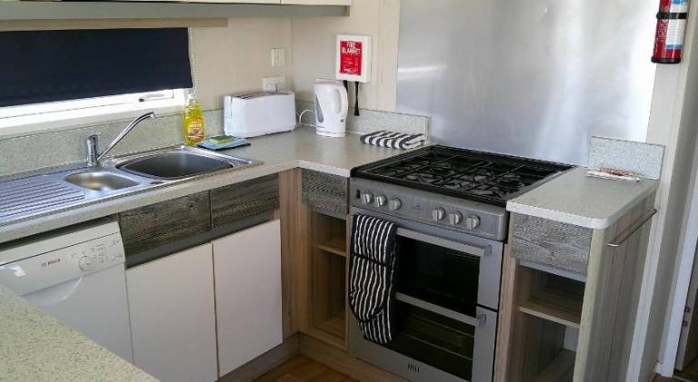 Kingfisher Surf Shack 8 Berth Central Heated Close to site entrance FREE WIFI — photo 3