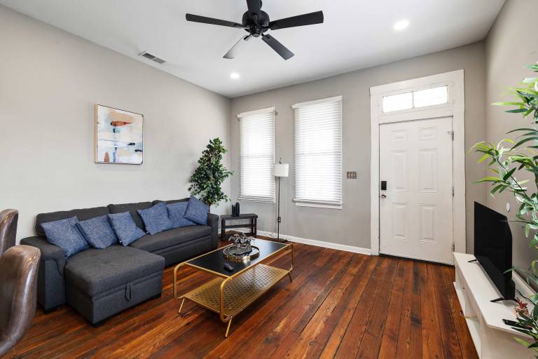 Historic CozySuites 4BR 2BA with modern touches