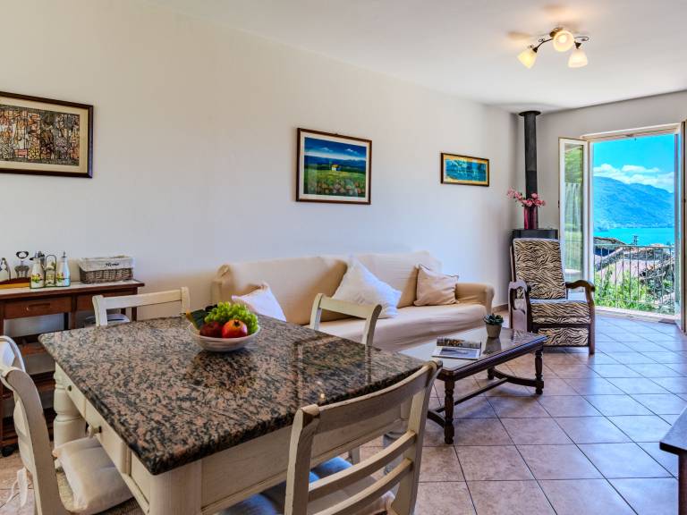 Holiday apartment with yard | Lake view — photo 4