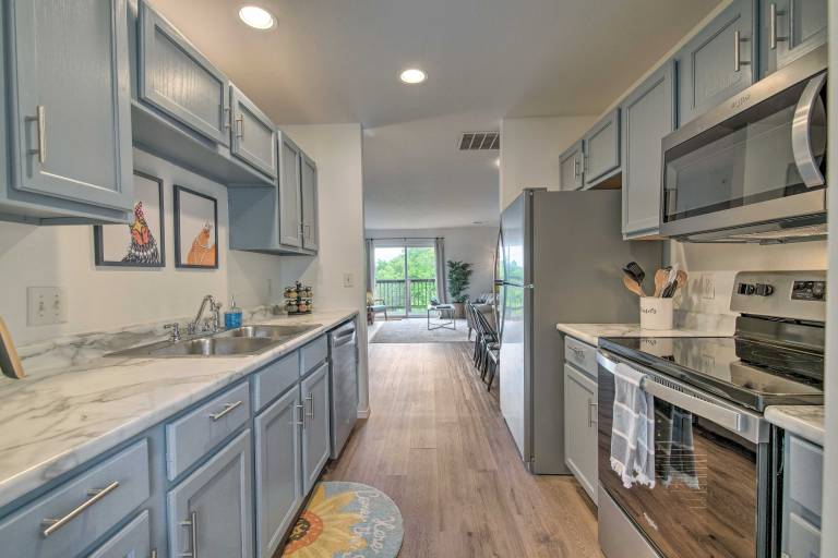 Cozy Branson Retreat w/ Balcony, 2 Mi to 76 Strip — photo 2