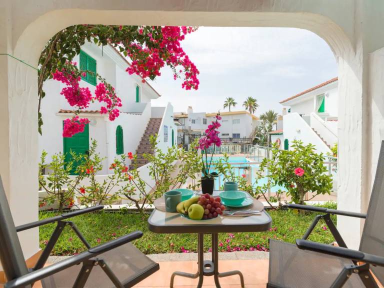 Vacation Apartment 'Elegante Apartamento 5 Min De Playa' with Shared Pool — photo 3