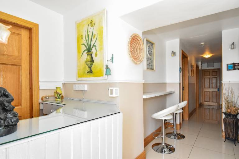 Fully equipped vacation home with barbeque & yard | Mountain view | Next to the beach | Suitable for remote work | Dogs allowed — photo 4