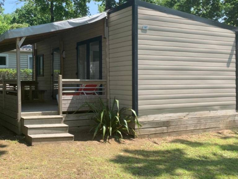 Child-friendly mobile home with grill, heated pool & patio | Pets allowed — photo 4