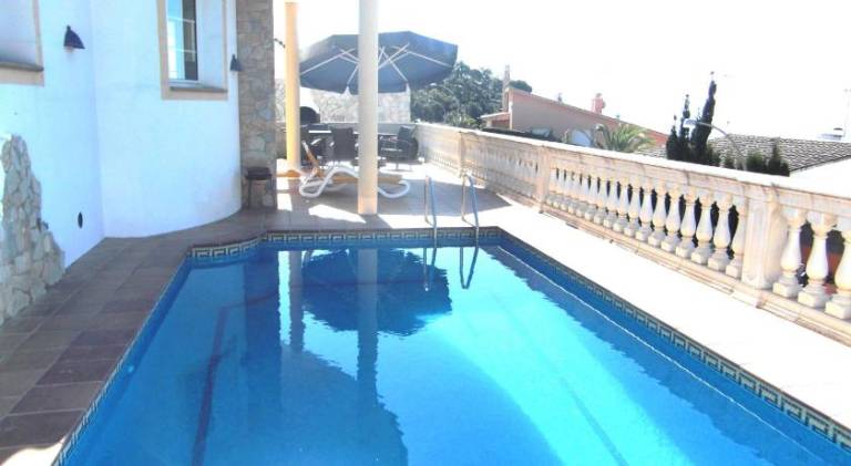 Fully equipped beautiful house with patio, yard & private pool | Pets are welcome — photo 3