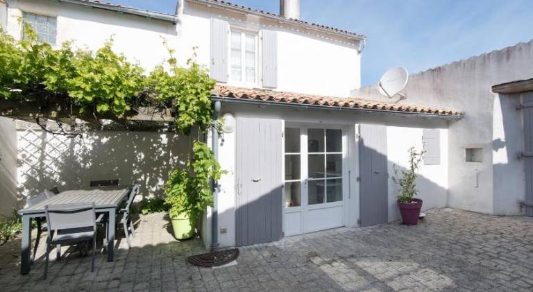 Vacation home with grill & patio in Le Bois-Plage-en-Re