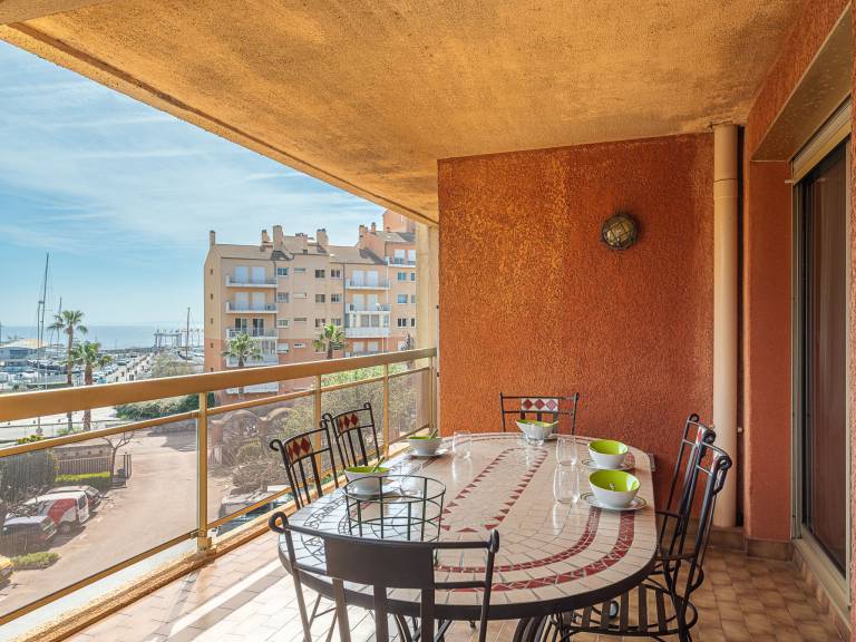 Rental apartment with terrace & yard — photo 3
