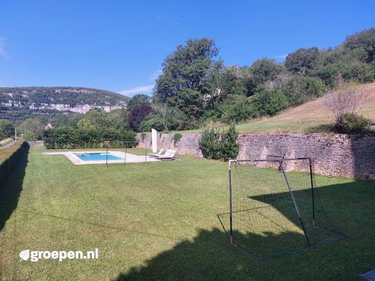 Vacation home with private pool, patio & yard — photo 3