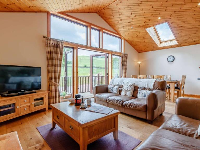 Fully equipped lodge with BBQ & hot tub | Dogs allowed — photo 3