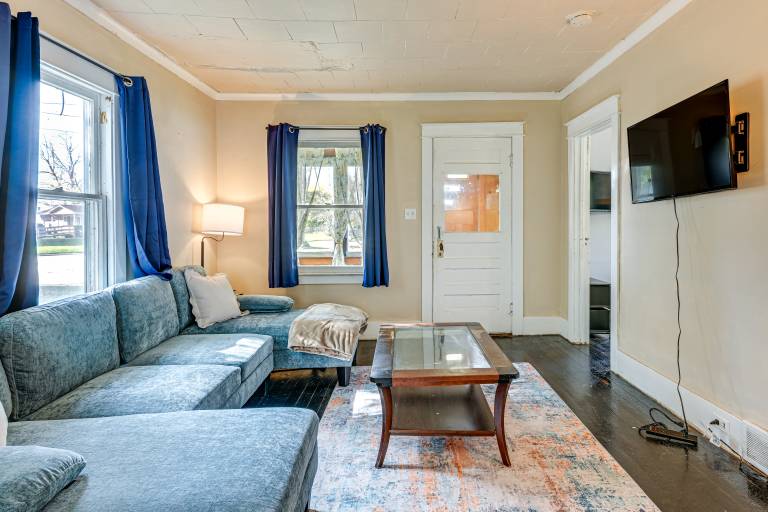 3 Mi to Dtwn Saginaw: Cozy Family Home w/ Yard! — photo 4